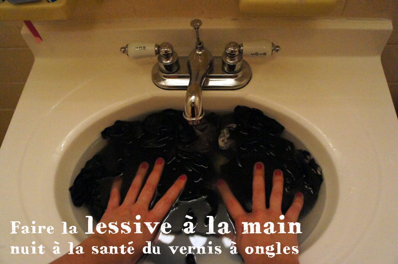 Faire la lessive à la main nuit à la santé du vernis à ongles Faire la lessive à la main nuit à la santé du vernis à ongles