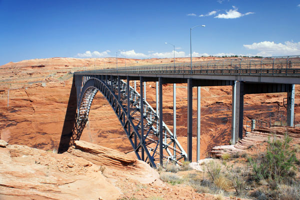 Pont en face du barrage de Glen Canyon Pont en face du barrage de Glen Canyon