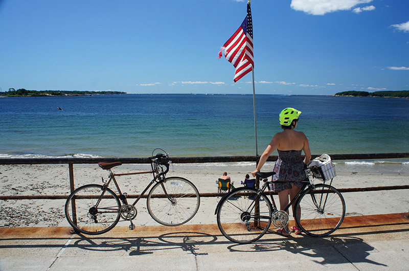 Vélos, drapeau américain et plage à Gloucester, MA