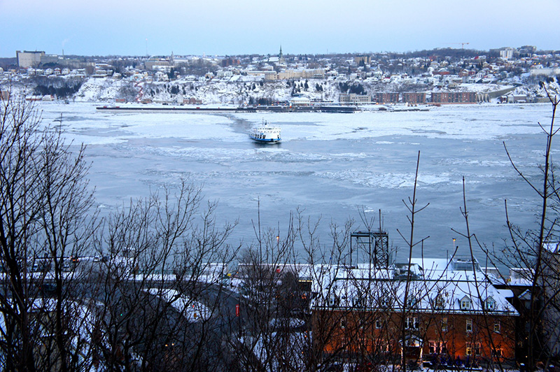 le ferry-brise-glace entre Québec et Levi - Alice in Québéquie