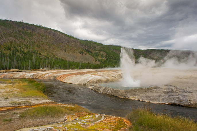 Yellowstone, geyser au bord de l'eau