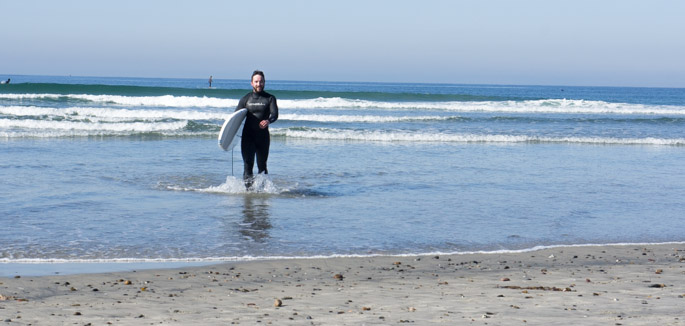 Manu fait du surf en Californie