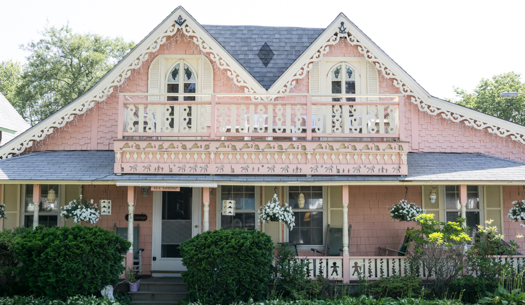 Oak Bluffs - grande maison rose pastel Gingerbread House