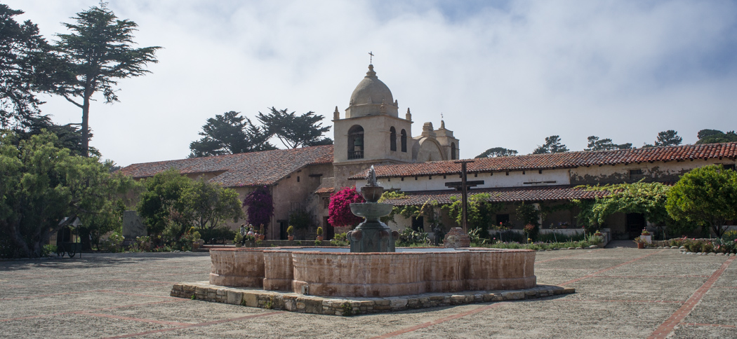 La mission de Carmel en Californie - la cour intérieure