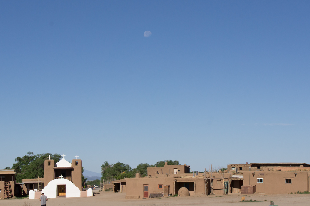 Magnifique Taos Pueblo et la lune - Nouveau Mexique