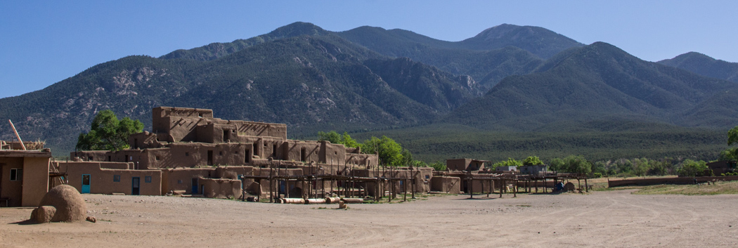 Taos Pueblo au Nouveau Mexique et la montagne