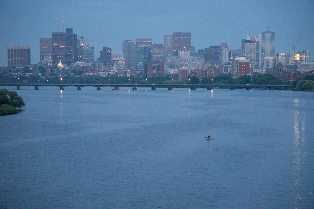 La Charles River et un canoe au milieu à la tombée du jour