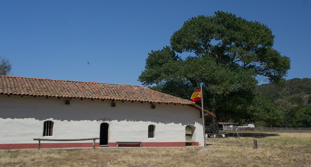 Cuartel et drapeau espagnol Purisima Mission Californie