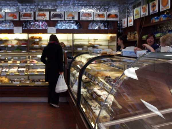 Mike's Pastry, la boutique et les vendeuses