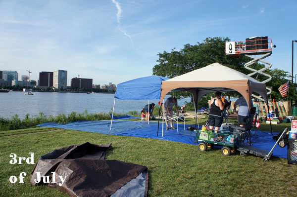 Les gens s'installent sur l'Esplanade la veille du 4 juillet