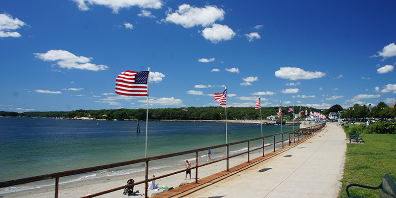 Drapeaux américains et plage à Gloucester, MA