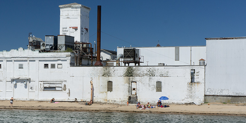 Usine et plage, Gloucester, MA