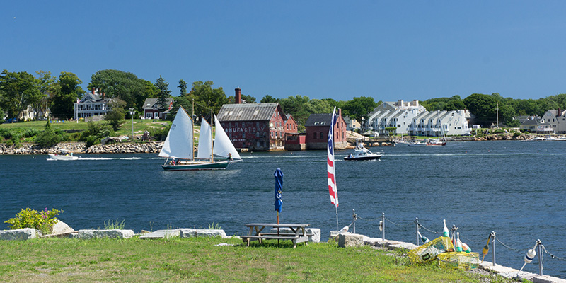 Schooner, usine et mer dans Gloucester, MA