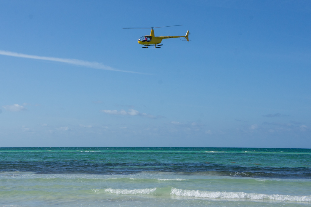 Helicoptère au-dessus de la mer