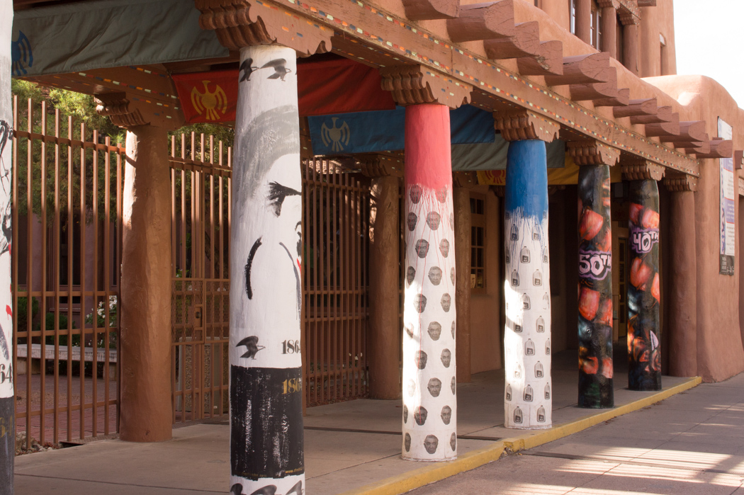 Autour de la plaza - Santa Fe - colonnes du musées des Amérindiens