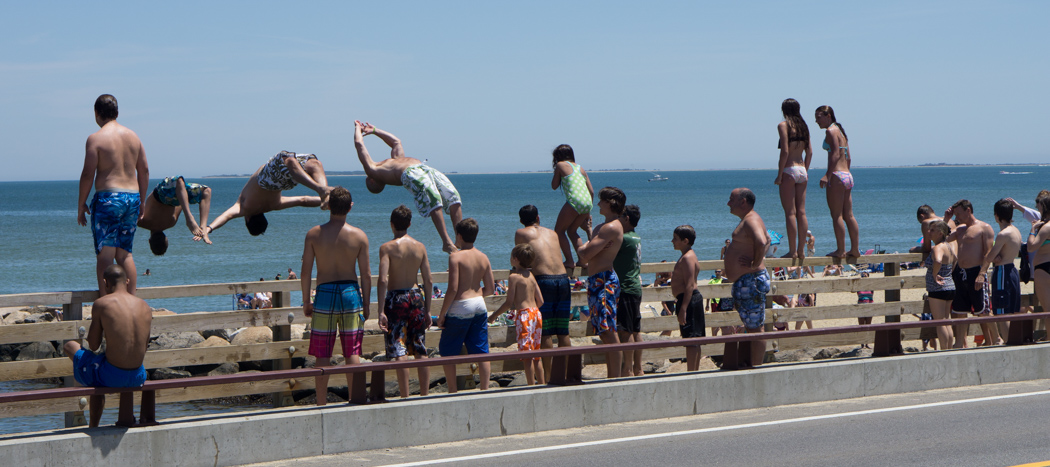 Des gens sautent du pont - Beach Road - Martha's Vineyard