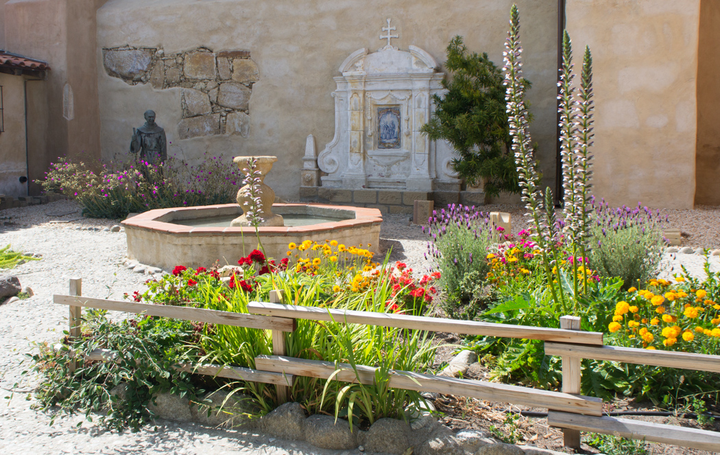 La mission de Carmel Californie - fleurs et fontaines