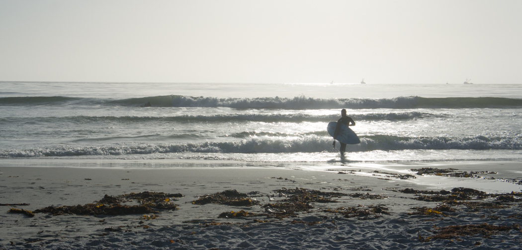 Surfeur sur la plage de Carmel - Pacifique - Californie