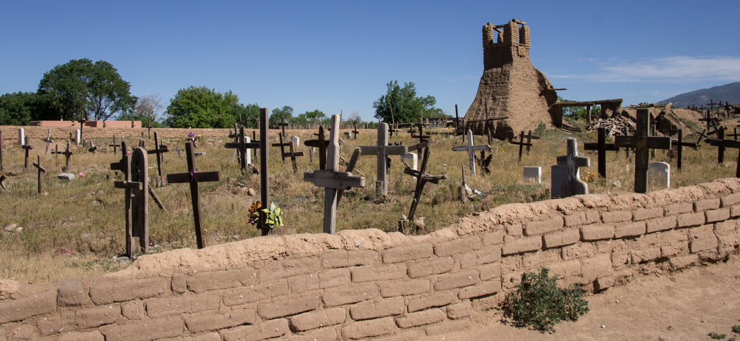 Eglise détruite à Taos Pueblo - Nouveau Mexique et cimetière