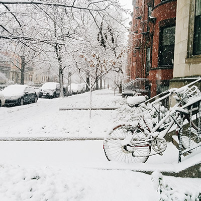 Vélo recouvert de neige