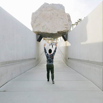 Los Angeles LACMA rocher suspendu