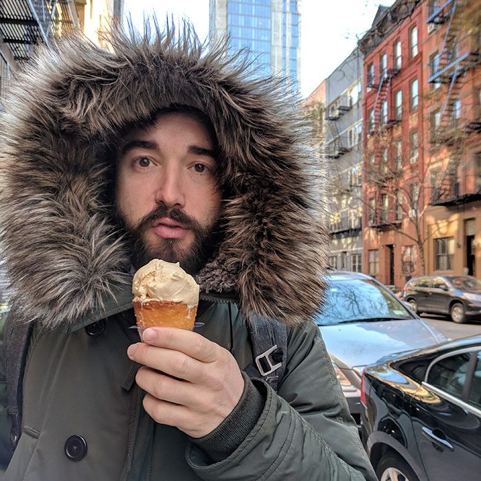 Manu mange une glace meme s'il fait moins quinze dehors